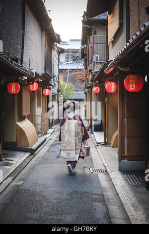 La bellezza di una Geisha in streeets di Kyoto, Giappone Foto Stock