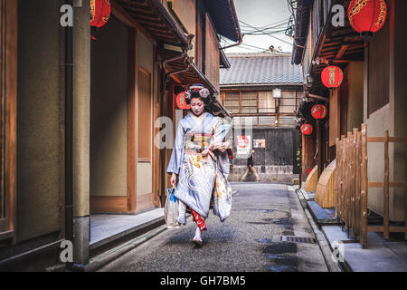 La bellezza di una Geisha in streeets di Kyoto, Giappone Foto Stock