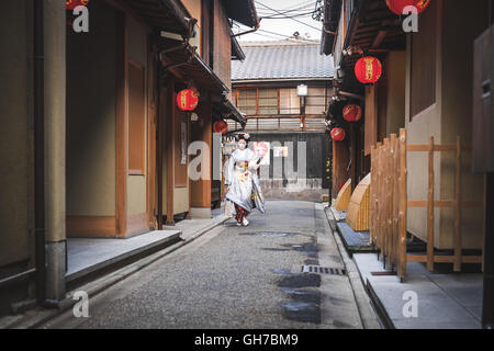 La bellezza di una Geisha in streeets di Kyoto, Giappone Foto Stock