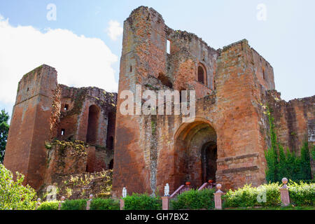 Il Castello di Kenilworth Geoffrey de Clinton edificio in una giornata di sole, fotografato dall'angolo ovest del Elizabethan Gardens. Foto Stock