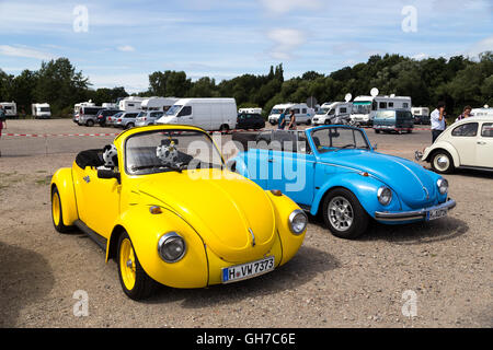 Celle, Germania - 7 Agosto 2016: un giallo e blu della Kaefer Volkswagen cabriolet in occasione dell'annuale riunione della Kaefer Foto Stock