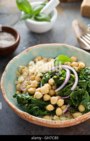 Insalata tiepida di cavolo riccio, ceci e la quinoa Foto Stock