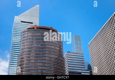 La circolare rossetto edificio e inclinate-top Citigroup Center e altri Midtown grattacieli di New York City Foto Stock