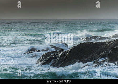 Mari accidentati al largo di Towan promontorio sulla costa di Newquay, Cornovaglia. Foto Stock