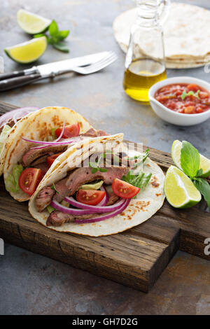 Steak tacos con fette di soddisfare, insalata e salsa di pomodoro Foto Stock