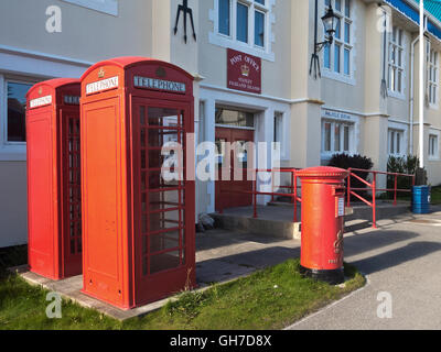 Tradizionale britannico le caselle di posta e delle cabine telefoniche al di fuori dell'ufficio postale a Stanley (Port Stanley) nelle isole Falkland Foto Stock