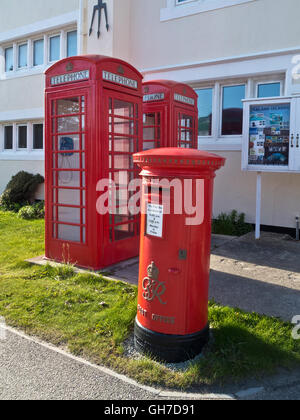 Tradizionale britannico le caselle di posta e delle cabine telefoniche al di fuori dell'ufficio postale a Stanley (Port Stanley) nelle isole Falkland Foto Stock