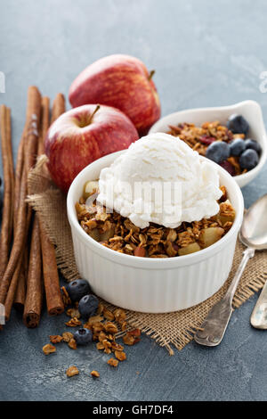 Apple crisp con gelato alla vaniglia Foto Stock