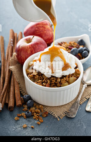 Apple crisp con gelato alla vaniglia Foto Stock