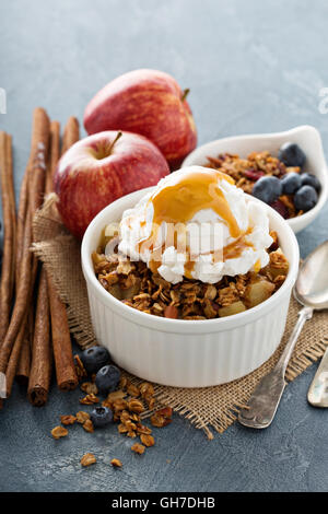 Apple crisp con gelato alla vaniglia Foto Stock