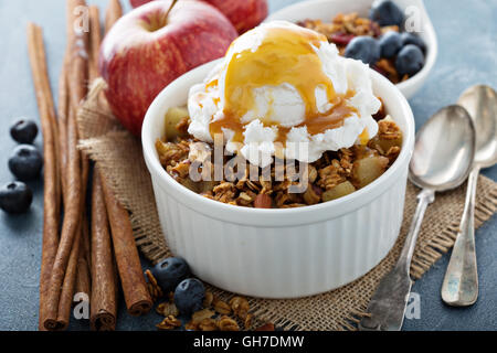 Apple crisp con gelato alla vaniglia Foto Stock