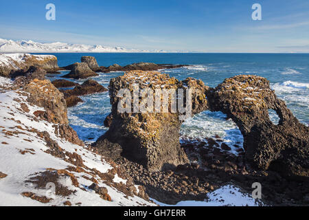 Gatklettur - Arch Rock - scogliera con arco naturale nei pressi di Arnarstapi, Snaefellsnes, Islanda Foto Stock