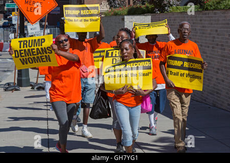 Detroit, Michigan, Stati Uniti d'America. 8 agosto, 2016. I membri dell'Unione operai protestano un aspetto dal candidato presidenziale repubblicano Donald Trump a Detroit Club Economico. Credito: Jim West/Alamy Live News Foto Stock