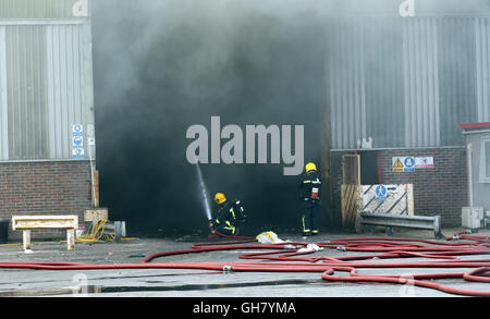 Marchwood, Hamphire, UK. 8 agosto 2016. Gli equipaggi di emergenza da Hampshire il fuoco e il servizio di soccorso e South Central servizio ambulanza rimanere presso la scena di un incendio che scoppiò subito dopo la pausa pranzo di oggi. Gli equipaggi di incendio sono state portate da un estremo di un campo come Portsmouth per affrontare il blaze all'incendio presso il centro di riciclaggio in East Road Marchwood. Otto motori Fire due aeree scale e l'incidente di unità di comando da Eastleigh stato portato a mettere fuori il fuoco. Credito: uknip/Alamy Live News Foto Stock