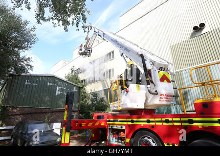 Marchwood, Hamphire, UK. 8 agosto 2016. Gli equipaggi di emergenza da Hampshire il fuoco e il servizio di soccorso e South Central servizio ambulanza rimanere presso la scena di un incendio che scoppiò subito dopo la pausa pranzo di oggi. Gli equipaggi di incendio sono state portate da un estremo di un campo come Portsmouth per affrontare il blaze all'incendio presso il centro di riciclaggio in East Road Marchwood. Otto motori Fire due aeree scale e l'incidente di unità di comando da Eastleigh stato portato a mettere fuori il fuoco. Credito: uknip/Alamy Live News Foto Stock