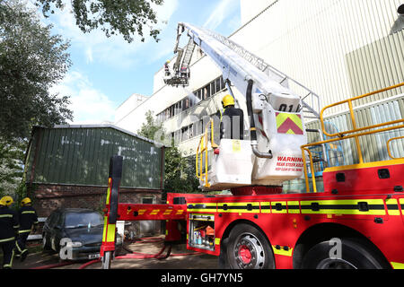 Marchwood, Hamphire, UK. 8 agosto 2016. Gli equipaggi di emergenza da Hampshire il fuoco e il servizio di soccorso e South Central servizio ambulanza rimanere presso la scena di un incendio che scoppiò subito dopo la pausa pranzo di oggi. Gli equipaggi di incendio sono state portate da un estremo di un campo come Portsmouth per affrontare il blaze all'incendio presso il centro di riciclaggio in East Road Marchwood. Otto motori Fire due aeree scale e l'incidente di unità di comando da Eastleigh stato portato a mettere fuori il fuoco. Credito: uknip/Alamy Live News Foto Stock