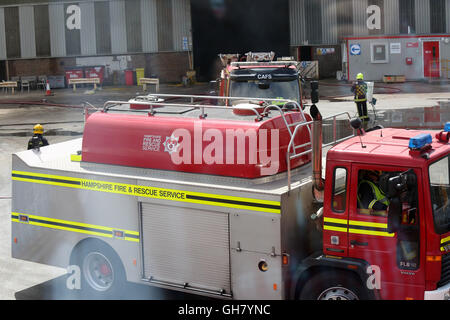 Marchwood, Hamphire, UK. 8 agosto 2016. Gli equipaggi di emergenza da Hampshire il fuoco e il servizio di soccorso e South Central servizio ambulanza rimanere presso la scena di un incendio che scoppiò subito dopo la pausa pranzo di oggi. Gli equipaggi di incendio sono state portate da un estremo di un campo come Portsmouth per affrontare il blaze all'incendio presso il centro di riciclaggio in East Road Marchwood. Otto motori Fire due aeree scale e l'incidente di unità di comando da Eastleigh stato portato a mettere fuori il fuoco. Credito: uknip/Alamy Live News Foto Stock