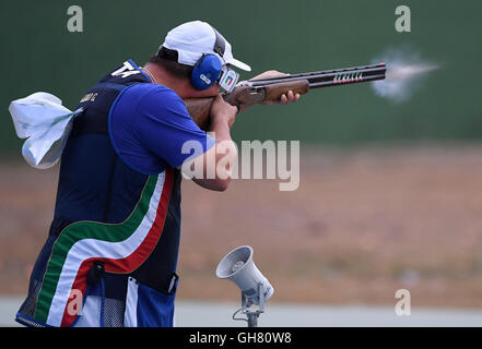 (160808) -- RIO DE JANEIRO, 8 agosto 2016(Xinhua) --Italia Giovanni Pellielo compete durante gli uomini trap finale di riprese a Rio 2016 Giochi Olimpici di Rio de Janeiro, Brasile, 8 agosto 2016. Giovanni Pellielo ha vinto la medaglia d'argento. (Xinhua/Han Yuqing) Foto Stock