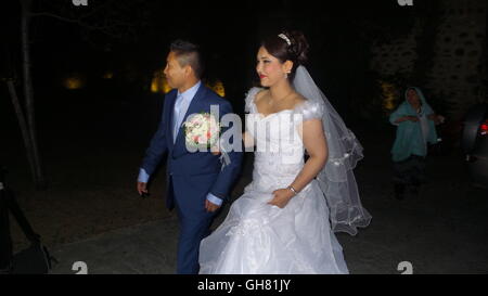 Lesbo. Il 6 agosto, 2016. Foto scattata in Agosto 6, 2016 mostra Zahra Mohammadi (R), 24 e Ehsan Gholami (L), 27, dall'Afghanistan per celebrare il loro matrimonio in Lesvos island in Grecia. Due rifugiati afghani si sono sposati in una cerimonia di matrimonio sull'isola greca di Lesbo durante il fine settimana. © Stefania Pazianou/Xinhua/Alamy Live News Foto Stock