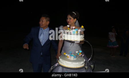 Lesbo. Il 6 agosto, 2016. Foto scattata in Agosto 6, 2016 mostra Zahra Mohammadi (R), 24 e Ehsan Gholami (L), 27, dall'Afghanistan per celebrare il loro matrimonio in Lesvos island in Grecia. Due rifugiati afghani si sono sposati in una cerimonia di matrimonio sull'isola greca di Lesbo durante il fine settimana. © Stefania Pazianou/Xinhua/Alamy Live News Foto Stock