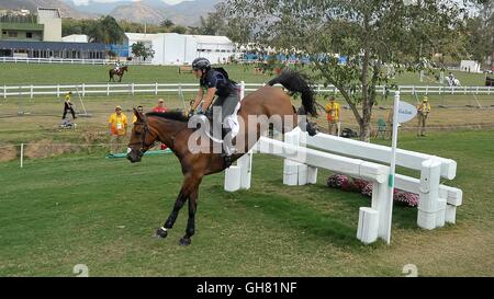 Rio de Janeiro, Brasile. 8 agosto, 2016. Recinzione 22. Lauren Il Billys (PUR) Castello di equitazione LARCHFIELD PURDY. Gestione degli eventi equestri Cross country (XC). Olympic Centre equestre. Deodoro. Credito: Sport In immagini/Alamy Live News Foto Stock