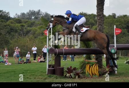 Rio de Janeiro, Brasile. 8 agosto, 2016. Recinzione 17b. Nicolas Lionel Wettstein (ECU) riding NADEVILLE MERZE. Gestione degli eventi equestri Cross country (XC). Olympic Centre equestre. Deodoro. Credito: Sport In immagini/Alamy Live News Foto Stock