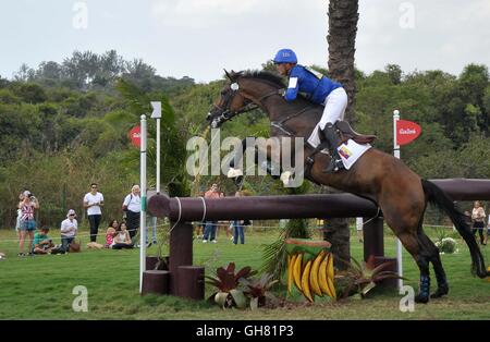 Rio de Janeiro, Brasile. 8 agosto, 2016. Recinzione 17b. Nicolas Lionel Wettstein (ECU) riding NADEVILLE MERZE. Gestione degli eventi equestri Cross country (XC). Olympic Centre equestre. Deodoro. Credito: Sport In immagini/Alamy Live News Foto Stock