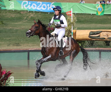 Rio de Janeiro, Brasile. 8 Ago, 2016. Lauren Kieffer degli Stati Uniti sul cavallo Veronica in azione durante la gestione degli eventi cross country delle manifestazioni equestri al Rio 2016 Giochi Olimpici alla Olympic centro equestre a Rio de Janeiro, Brasile, 8 agosto 2016. Foto: Friso Gentsch/dpa/Alamy Live News Foto Stock