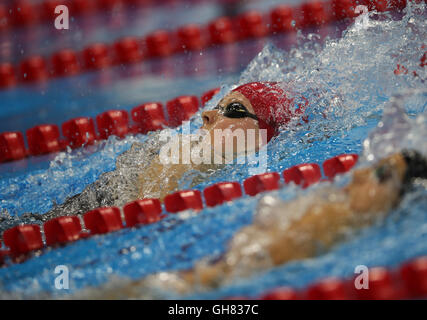 Rio de Janeiro, Brasile. 8 Ago, 2016. Siobhan-Marie O'Connor (L) della Gran Bretagna compete in campo femminile 200m un medley di brani Singoli Semifinale del nuoto eventi durante il Rio 2016 Giochi Olimpici alla Olympic Aquatics Stadium di Rio de Janeiro, Brasile, 8 agosto 2016. Foto: Michael Kappeler/dpa/Alamy Live News Foto Stock