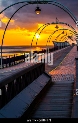 Southport, Merseyside Regno Unito Meteo. Il 9 agosto, 2016. Tramonto sul molo a Southport dopo un giorno di alta venti, blustery e heavy rain con strane formazioni di nubi. Credito: MediaWorldImages/Alamy Live News Foto Stock