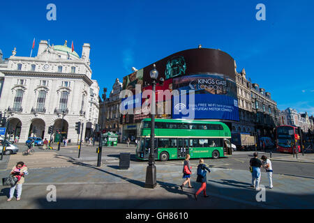 Londra, Regno Unito. Il 9 agosto 2016. Vista di un soleggiato Piccadilly Circus con un nuovo autobus verde in omaggio alla storica autobus verde. Credito: Alberto Pezzali/Alamy Live News Foto Stock