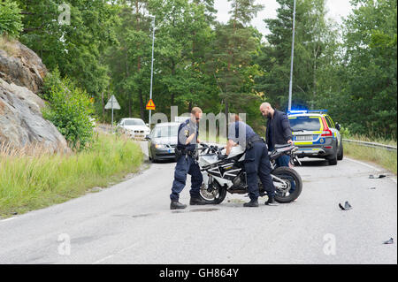 Gustavsberg, Svezia, 9 Agosto, 2016. Incidente in moto in cui il conducente ha eseguito lontano dalla scena. Credito: Barbro Bergfeldt/Alamy Live News Foto Stock