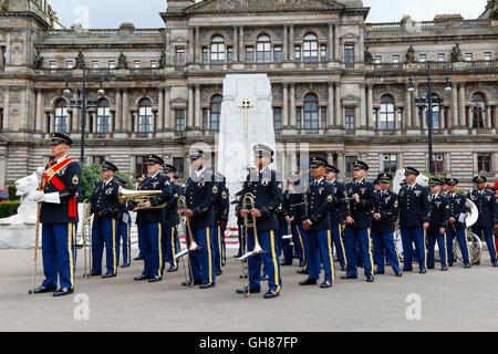 Glasgow, Regno Unito. Il 9 agosto, 2016. Il secondo giorno di "tubazioni Vita' le bande dal Royal Edinburgh Tattoo militare parade intorno a George Square prima di entrare il piping live arena per una spettacolare display. L'immagine è di USA Army Band e coro marciando in George Square e di fronte il Cenotafio e City Chambers. Credito: Findlay/Alamy Live News Foto Stock