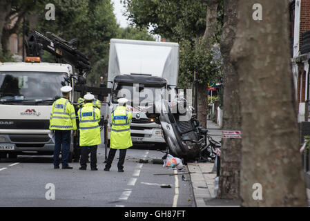 Londra, Regno Unito. Il 9 agosto, 2016. Il relitto di un'auto a Wandsworth Bridge Road dopo RTC fatale. Forze di polizia sono a perseguire il veicolo dopo le relazioni di un drone sia volato vicino a Wandsworth nella prigione di Londra. Un occupante della vettura, una donna nel suo 20s, è stato dichiarato morto in corrispondenza della scena. L'altro occupante della vettura e del conducente, un uomo creduto di essere affinati nella sua 20s, è stato preso in un west London hospital. Credito: Peter Manning/Alamy Live News Foto Stock