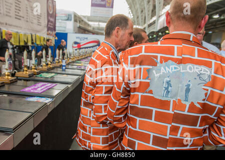 Londra, Regno Unito. Il 9 agosto, 2016. Il proprietario e il suo team dall'organo Inn a Warminster venite in " brick " abiti - il Great British Beer Festival organizzato dalla campagna per Real Ale (CAMRA) offre ai visitatori oltre 900 real ale, sidri, perries e birre internazionali all'Olympia. Credito: Guy Bell/Alamy Live News Foto Stock