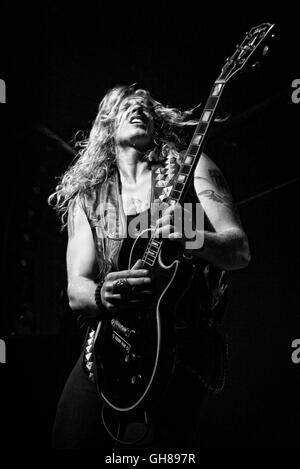 Toronto, Ontario, Canada. 8 Ago, 2016. American hard rock cantante, compositore e chitarrista di stato del Wisconsin JARED James Nichols aperti per Zakk Wylde libro delle ombre II tour al Phoenix Theatre di Toronto. © Igor Vidyashev/ZUMA filo/Alamy Live News Foto Stock