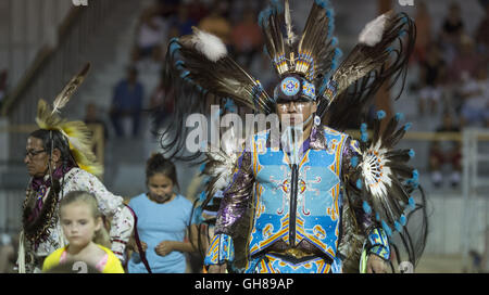 Anadarko, Oklahoma, Stati Uniti d'America. 8 Novembre, 2016. Durante l'annuale American Indian Expo di Anadarko, Oklahoma.l annuale American Indian Expo vetrine delle arti, artigianato e tradizioni di 13 indiani delle pianure tribù. L'expo offre Chiricahua Apache, comunemente noto come il Fort Apache pedana Fire ballerini. Essi eseguono il ''Danza del Mountain Spirit'', che è stata tramandata la Gooday famiglia da generazioni di antenati. La danza è detto per allontanare la malattia e il male e portare la buona salute e fortuna. © J Pat Carter/ZUMA filo/Alamy Live News Foto Stock