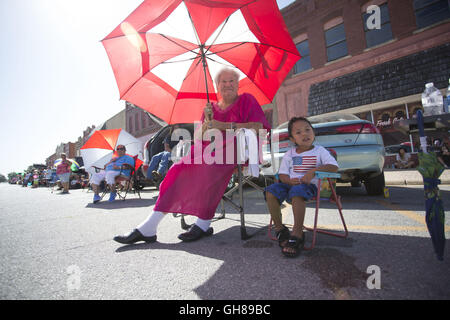 Anadarko, Oklahoma, Stati Uniti d'America. 8 Novembre, 2016. Gli astanti durante l annuale American Indian Expo parade di Anadarko, Oklahoma.l annuale American Indian Expo vetrine delle arti, artigianato e tradizioni di 13 indiani delle pianure tribù. L'expo offre Chiricahua Apache, comunemente noto come il Fort Apache pedana Fire ballerini. Essi eseguono il ''Danza del Mountain Spirit'', che è stata tramandata la Gooday famiglia da generazioni di antenati. La danza è detto per allontanare la malattia e il male e portare la buona salute e fortuna. © J Pat Carter/ZUMA filo/Alamy Live News Foto Stock