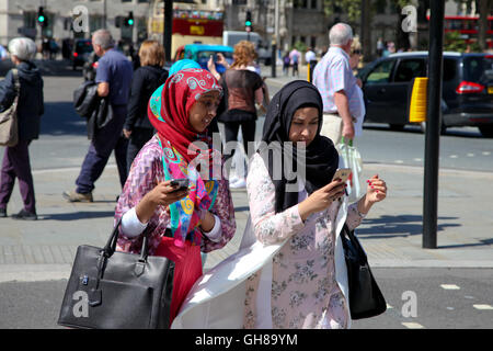 Londra, Regno Unito. Il 9 agosto, 2016. Regno Unito: Meteo Sunseekers attraversando il raod in una giornata calda e soleggiata in London Credit: Dinendra Haria/Alamy Live News Foto Stock