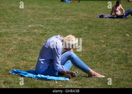 Londra, Regno Unito. Il 9 agosto, 2016. Regno Unito: Meteo Sunseekers godetevi il clima mite in St James Park, Londra. Credito: Dinendra Haria/Alamy Live News Foto Stock