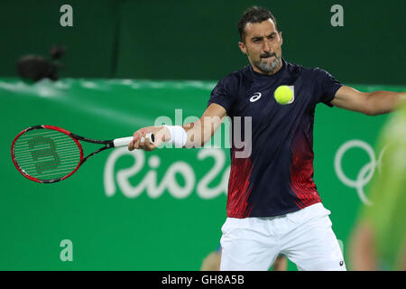 Rio de Janeiro, Brasile. 8 Ago, 2016. Il duo del brasiliano giocatore di tennis Marcelo Melo e Bruno Soares ha sconfitto il duo serbo Novak Djokovic e Nenad Zimonjic in un match valido per il secondo turno della fase di qualificazione delle Olimpiadi di Rio de Janeiro 2016 in Brasile. © Geraldo Bubniak/ZUMA filo/ZUMAPRESS.com/Alamy Live News Foto Stock