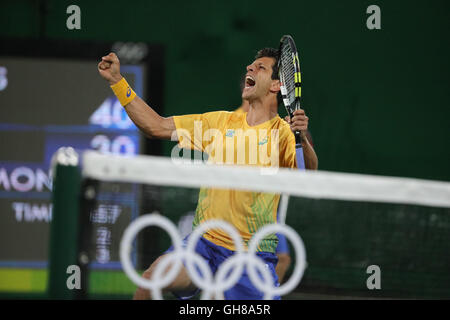 Rio de Janeiro, Brasile. 8 Ago, 2016. Il duo del brasiliano giocatore di tennis Marcelo Melo e Bruno Soares ha sconfitto il duo serbo Novak Djokovic e Nenad Zimonjic in un match valido per il secondo turno della fase di qualificazione delle Olimpiadi di Rio de Janeiro 2016 in Brasile. © Geraldo Bubniak/ZUMA filo/ZUMAPRESS.com/Alamy Live News Foto Stock