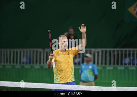 Rio de Janeiro, Brasile. 8 Ago, 2016. Il duo del brasiliano giocatore di tennis Marcelo Melo e Bruno Soares ha sconfitto il duo serbo Novak Djokovic e Nenad Zimonjic in un match valido per il secondo turno della fase di qualificazione delle Olimpiadi di Rio de Janeiro 2016 in Brasile. © Geraldo Bubniak/ZUMA filo/ZUMAPRESS.com/Alamy Live News Foto Stock