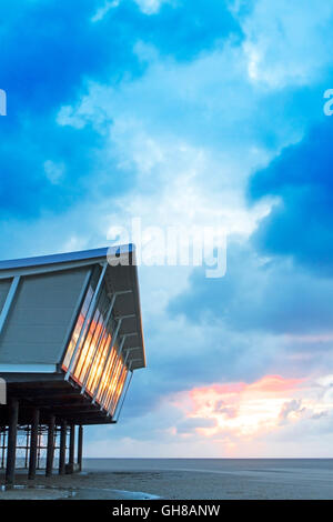Southport Pier, Merseyside, Regno Unito. Il 9 agosto, 2016. Dopo un giorno di pesanti acquazzoni di pioggia e forte vento blustery, il sole finalmente si rompe attraverso le nuvole temporalesche al di sopra del nord-ovest dell'Inghilterra. Il unseasonal meteo e le temperature dello scambiatore di calore ha mantenuto alcuni turisti lontano dalla stazione balneare di Southport. Credito: Cernan Elias/Alamy Live News Foto Stock