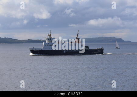 Traghetto Calmac MV Argyle con Isola di little Cumbrae Firth of Clyde Scozia Agosto 2016 Foto Stock