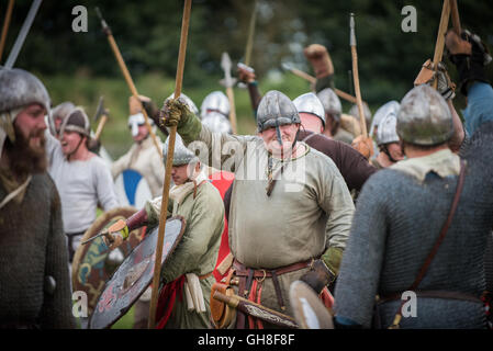 Viking battaglia rievocazione. Celebrazione della vittoria Foto Stock