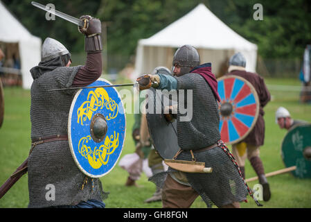 Viking battaglia rievocazione. due guerrieri lotta. colpo mortale Foto Stock