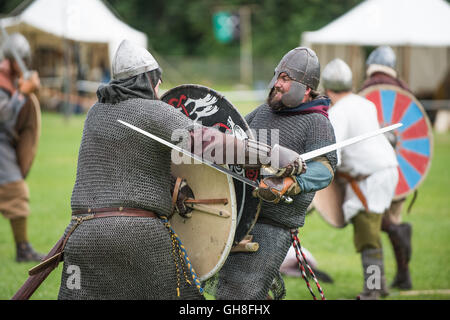 Viking battaglia rievocazione. Due guerrieri lotta Foto Stock