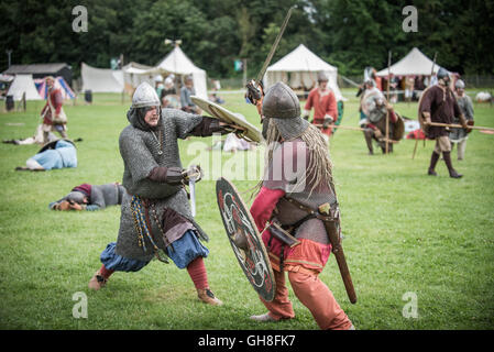 Viking battaglia rievocazione. Due guerrieri lotta Foto Stock