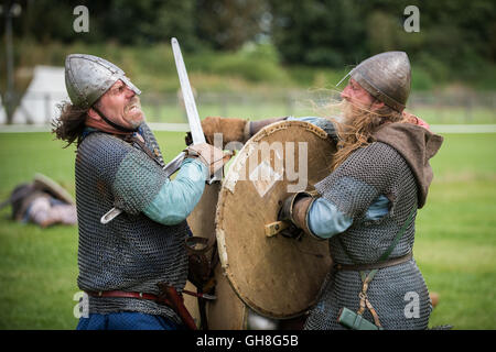 Viking rievocazione storica battaglia. uccide la corsa. Spada di sotto braccio Foto Stock